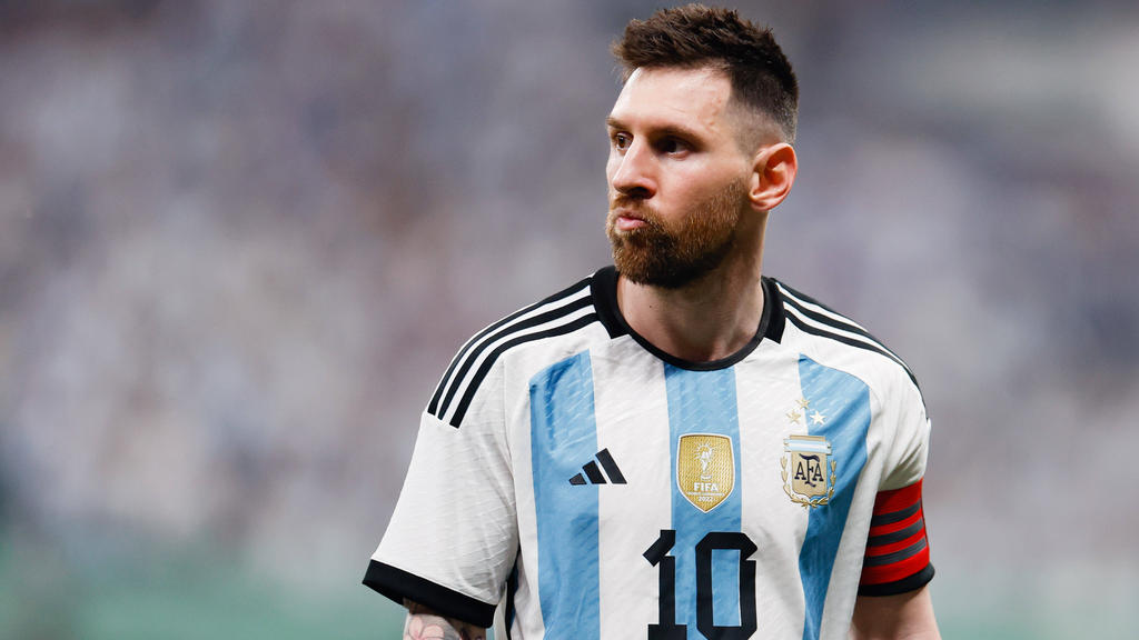 Lionel Messi signs contract with Inter Miami through 2025