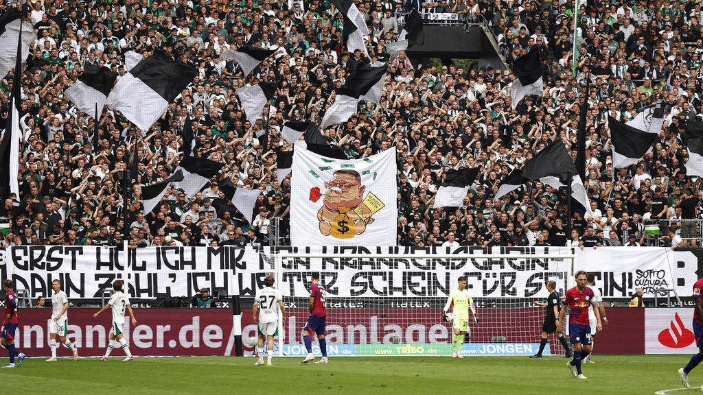 Dieses Banner war in der Gladbacher Kurve zu sehen Dieses Banner war in der Gladbacher Kurve zu sehen