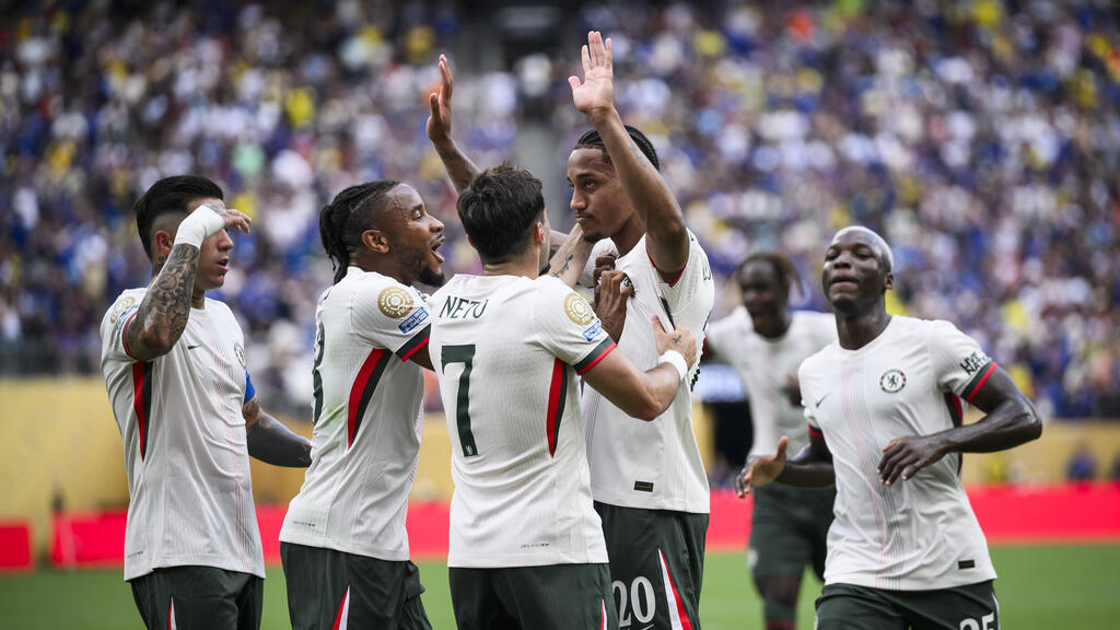 Kein Jubel: Der bei Fluminense ausgebildete Angreifer João Pedro hebt nach seinem Tor für Chelsea entschuldigend die Hände. Kein Jubel: Der bei Fluminense ausgebildete Angreifer João Pedro hebt nach seinem Tor für Chelsea entschuldigend die Hände.