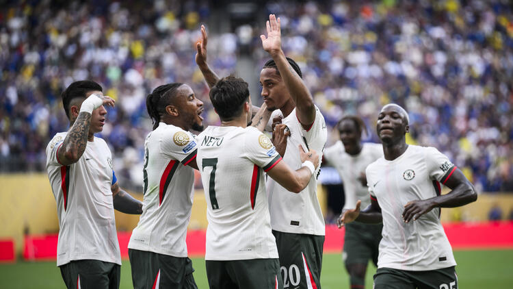 Kein Jubel: Der bei Fluminense ausgebildete Angreifer João Pedro hebt nach seinem Tor für Chelsea entschuldigend die Hände. 
