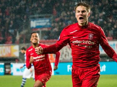 Joachim Andersen viert de 1-1 tijdens het competitieduel FC Twente - De Graafschap. (12-12-2015)
