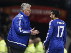Chelsea-trainer Guus Hiddink (l.) geeft Pedro (r.) tips tijdens het competitieduel Manchester United - Chelsea. (28-12-2015)