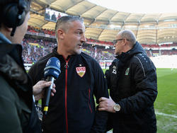 VfB-Trainer Kramny (M.) äußert sich optimistisch nach der Niederlage gegen Hannover