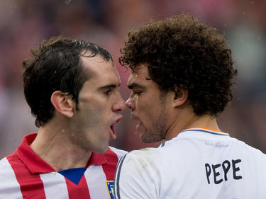 Pepe (r.) eerder dit seizoen tegen Atlético Madrid in een onderonsje met Diego Godín (l.). (2-3-2014)