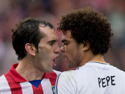 Duell auf Augenhöhe: Atléticos Diego Godin und Reals Pepe haben sich etwas zu sagen