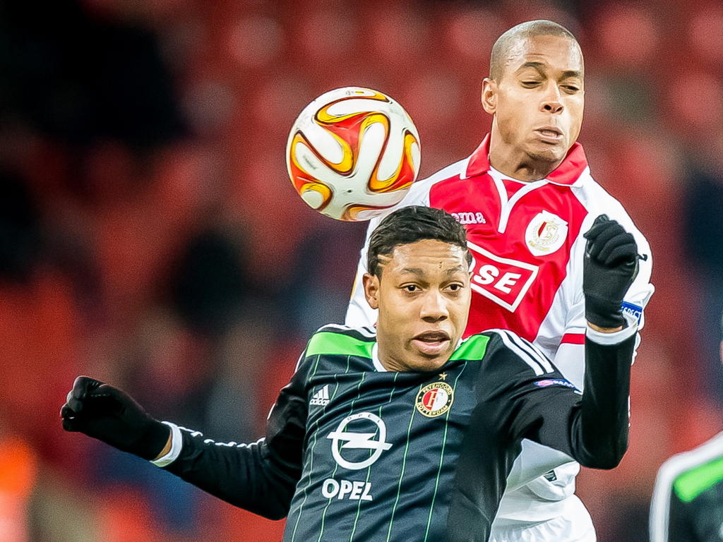 Jean-Paul Boëtius probeert tijdens Standard Luik - Feyenoord een kopduel te winnen van Ricardo Faty. (11-12-2014).