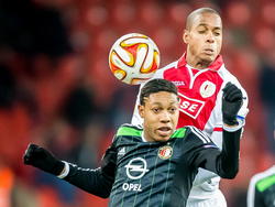 Jean-Paul Boëtius probeert tijdens Standard Luik - Feyenoord een kopduel te winnen van Ricardo Faty. (11-12-2014). 