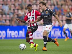 Lars Lambooij (r.) van Go Ahead Eagles probeert Jong PSV'er Kenneth Paal van de bal te zetten. (10-08-2015)