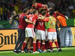 Bayern München wint na strafschoppen van Borussia Dortmund in de finale van de DFB-Pokal. De ploeg van Pep Guardiola viert het feestje. (21-05-2016)