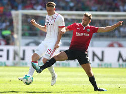 Lukas Mai (l.) feierte sein Debüt für die Profis des FC Bayern