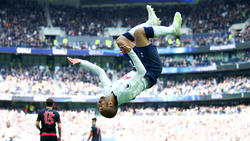 Moura celebra uno de sus goles de manera acrobática. (Foto: Getty)