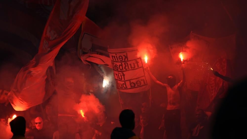 Leipziger und Münchner Fans brannten Pyro ab