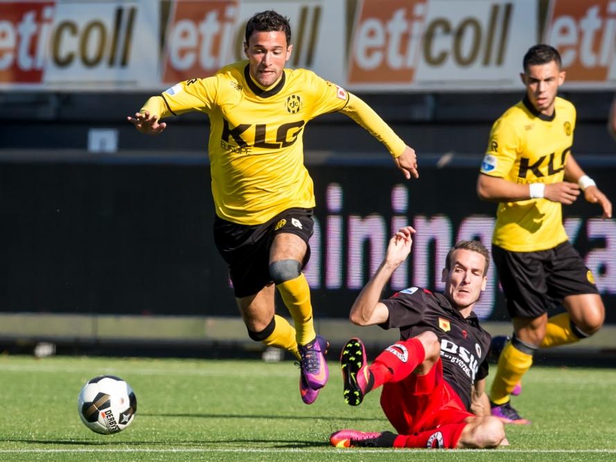 Excelsior-speler Kevin Vermeulen (r.) probeert David Boysen (l.) van Roda JC van de bal te glijden. (16-10-2016)