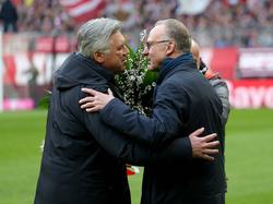 Carlo Ancelotti wordt in het zonnetje gezet door Bayern-voorzitter Karl-Heinz Rummenigge. (25-02-2017)