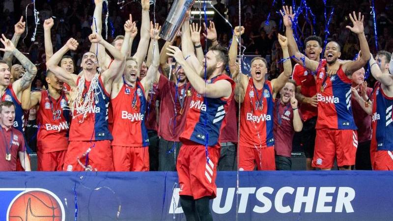 Die 17 Bundesliga-Trainer sehen in den Bayern erneut den großen Titelfavoriten Die 17 Bundesliga-Trainer sehen in den Bayern erneut den großen Titelfavoriten