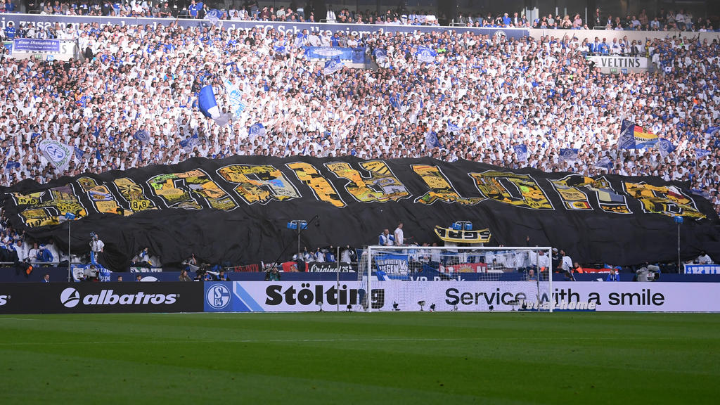Ultras des FC Schalke 04 präsentieren ein gestohlenes BVB-Banner