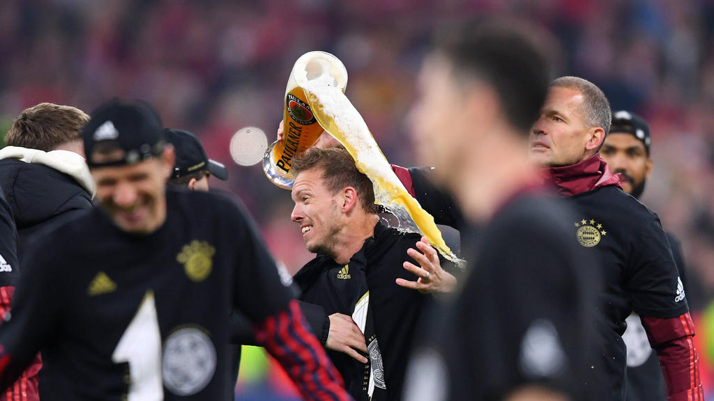 Bekam seine erste Weißbier-Dusche mit dem FC Bayern: Cheftrainer Julian Nagelsmann Bekam seine erste Weißbier-Dusche mit dem FC Bayern: Cheftrainer Julian Nagelsmann