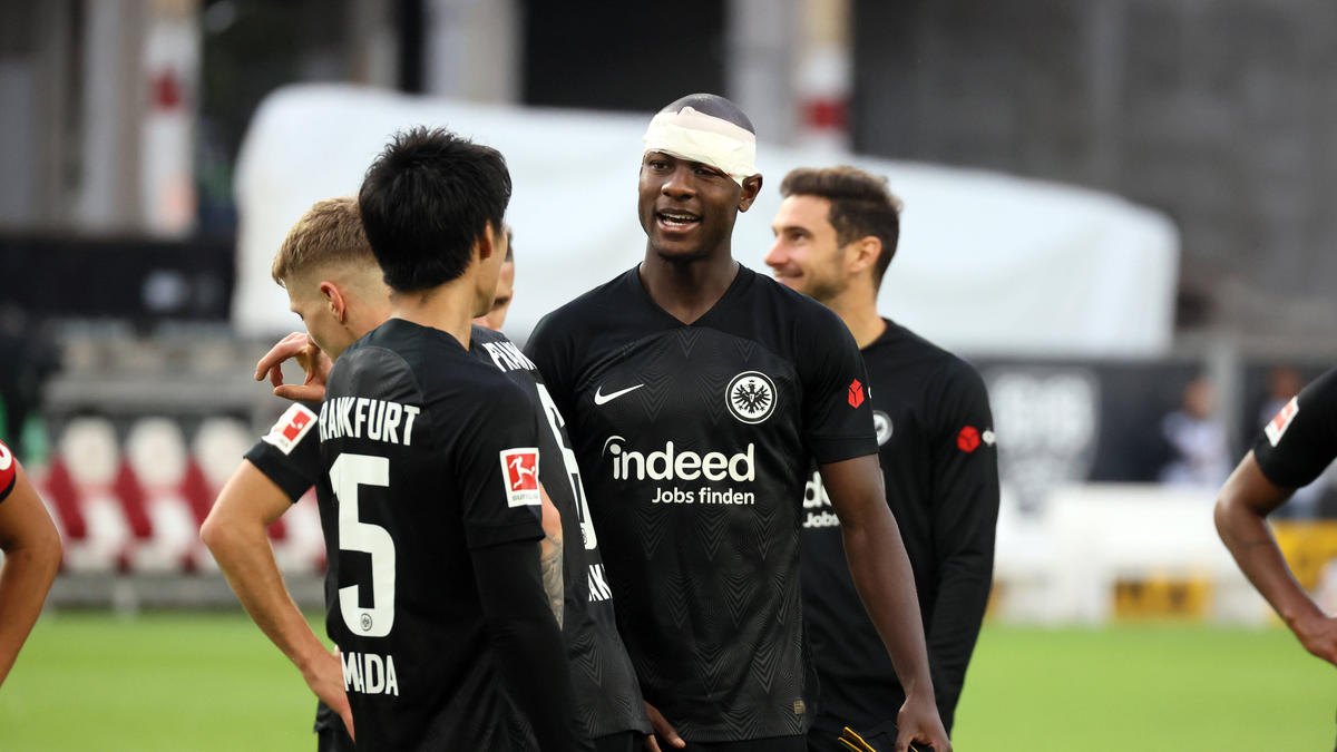 Eintracht Frankfurts Abwehrchef Evan Ndicka (M.) steht angeblich bei Juventus Turin im Kurs