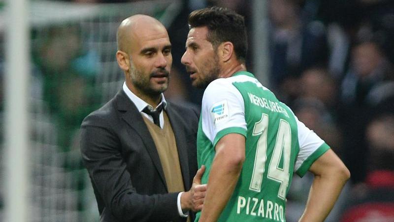 Arbeiteten einst beim FC Bayern zusammen: Pep Guardiola (l.) und Werder-Angreifer Claudio Pizarro