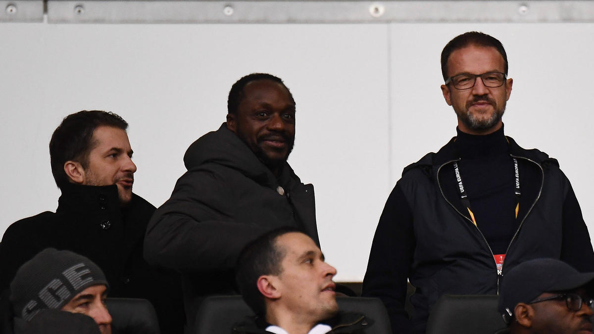 Arbeiten bei Eintracht Frankfurt eng zusammen: Ben Manga (M.) und Fredi Bobic (r.) Arbeiten bei Eintracht Frankfurt eng zusammen: Ben Manga (M.) und Fredi Bobic (r.)