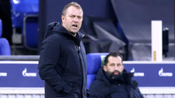 Hansi Flick (l.) sieht im Umgang zwischen ihm und Sportvorstand Hasan Salihamidzic kein Problem für die Zusammenarbeit beim FC Bayern