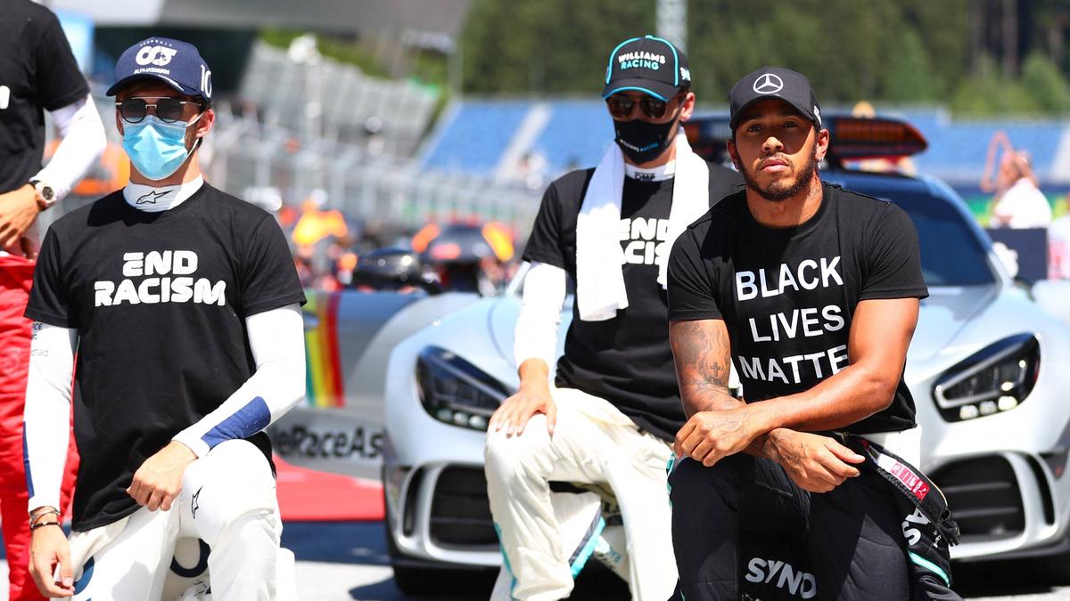 Kniefall: Lewis Hamilton (r) 2020 beim Formel-1-Rennen in Spielberg