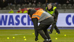 Mit Tennisbällen protestierten die Hertha-Fans am Samstag gegen die DFL-Pläne