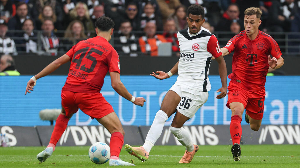 Ansgar Knauff (M.) tritt mit der Eintracht am Sonntag in München an