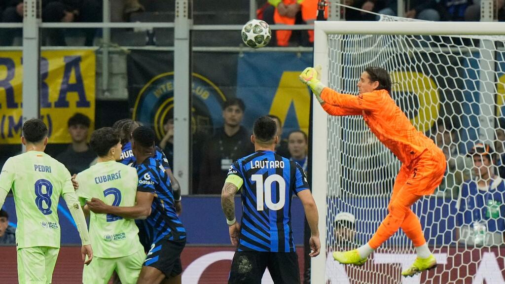 Inter-Torwart Yann Sommer (r.) zeigte gegen Barcelona eine starke Leistung Inter-Torwart Yann Sommer (r.) zeigte gegen Barcelona eine starke Leistung