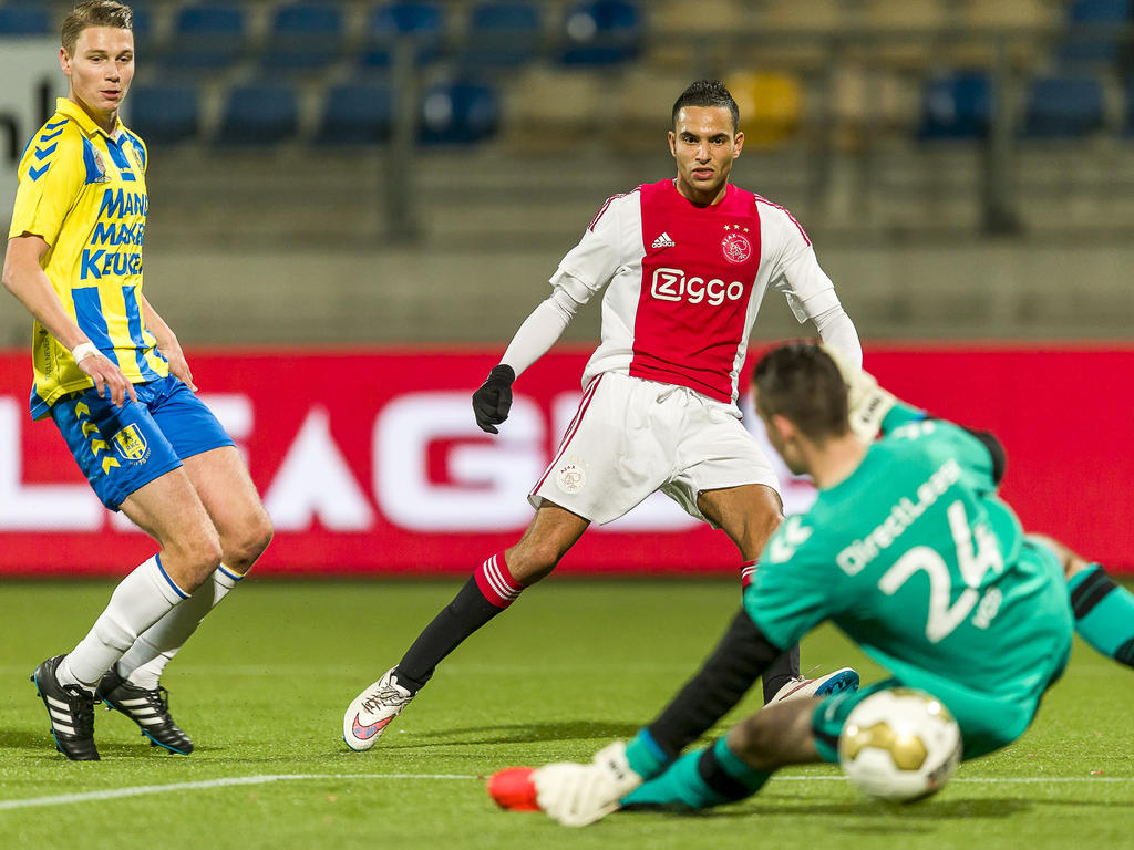 Zakaria el Azzouzi (m.) schuift de bal onder RKC Waalwijk-doelman Ralph Vos door en scoort de 2-5 tijdens het competitieduel RKC Waalwijk - Jong Ajax. (04-12-2015)