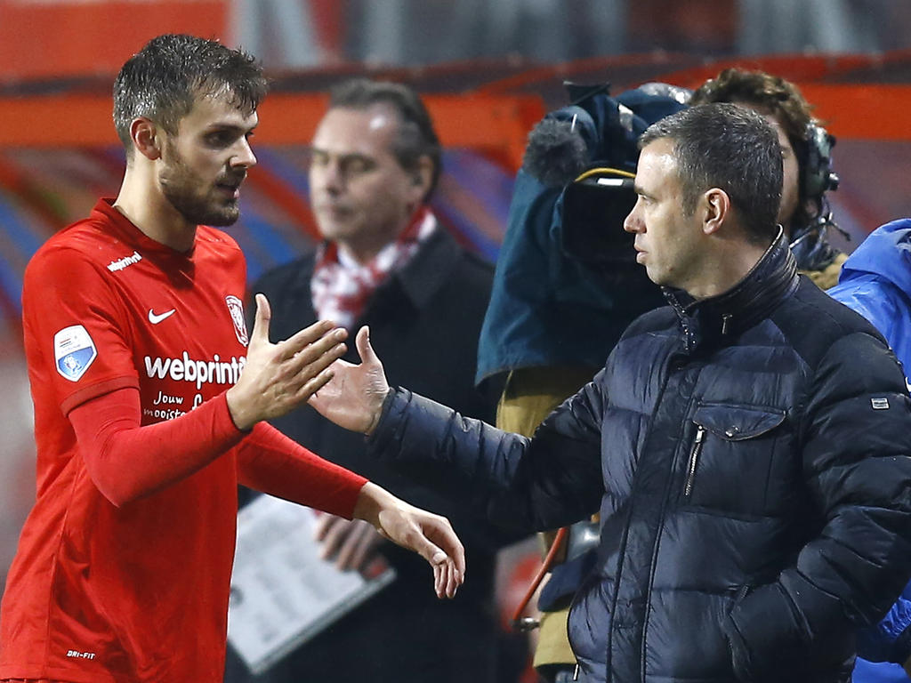 Huurling Stefan Thesker geeft zijn trainer René Hake een hand. De verdediger maakte tegen FC Utrecht zijn basisdebuut en mocht na een uur spelen een plek op de bank zoeken. (31-01-2016)