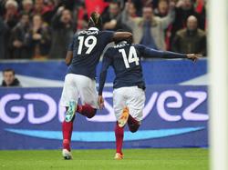Blaise Matuidi (r.) en Paul Pogba (l.) vieren de 2-0 tijdens Frankrijk - Nederland. (5-3-2014)