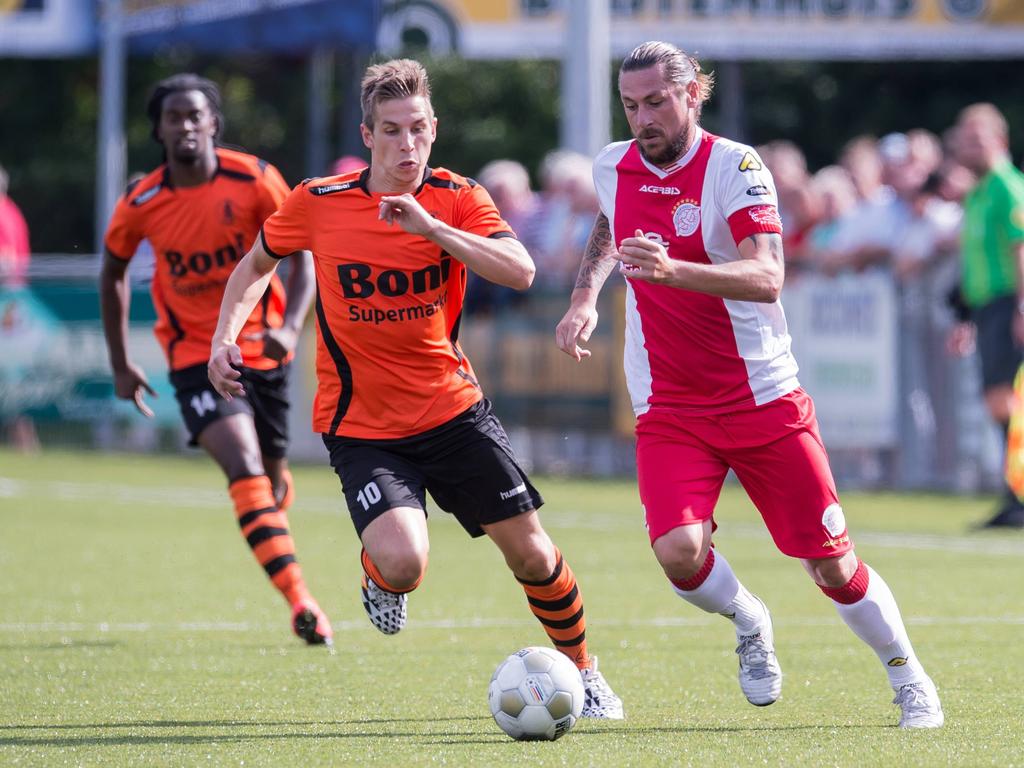 Pascal Bosschaart (r.) probeert Sebastian van Kammen (l.) voorbij te spelen tijdens het competitieduel IJsselmeervogels - Sparta Nijkerk. (06-12-2014)