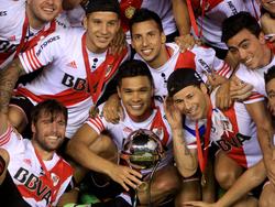 Los jugadores del River Plate con el trofeo de la Copa Sudamericana. (Foto: Imago)