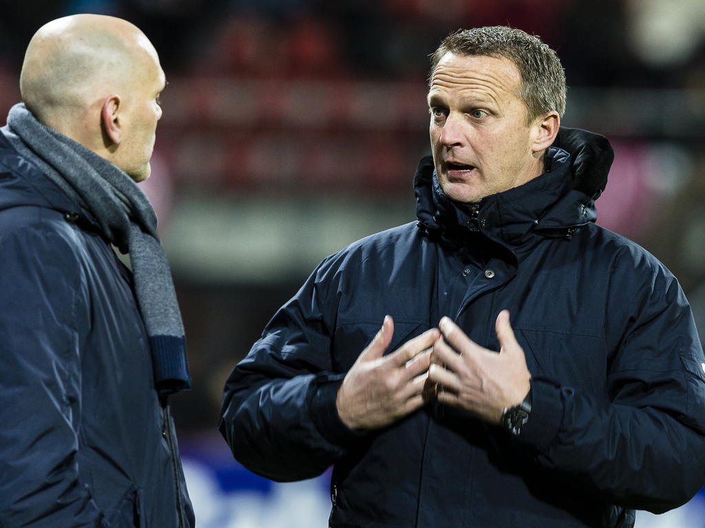 Willem II coach Jurgen Streppel (l.) en AZ coach John van den Brom (r.) in gesprek met elkaar voor de wedstrijd. (28-02-2015) Willem II coach Jurgen Streppel (l.) en AZ coach John van den Brom (r.) in gesprek met elkaar voor de wedstrijd. (28-02-2015)