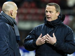 Willem II coach Jurgen Streppel (l.) en AZ coach John van den Brom (r.) in gesprek met elkaar voor de wedstrijd. (28-02-2015)