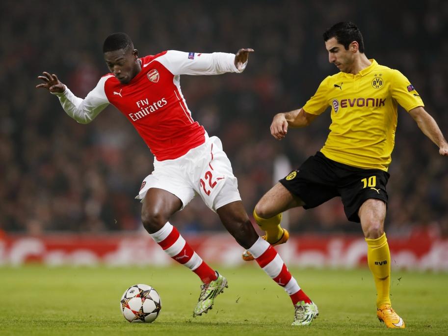 Yaya Sanogo (l.) van Arsenal is in de Champions League in duel met Borussia Dortmund-speler Henrikh Mkhitaryan. (26-11-2014)