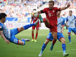 Hoffenheims Jin-Su Kim (l.) und Bayerns Mario Götze fighten am 22. August 2015 um das Leder.