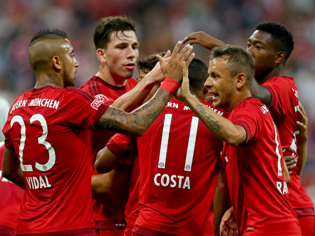 Die Spieler des FC Bayern München feiern das Tor zum 1:0 gegen den AC Mailand