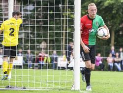 Sjoerd Ars (r.) heeft gescoord voor NEC tijdens het oefenduel Terschuurse Boys - NEC Nijmegen. (14-07-2015)