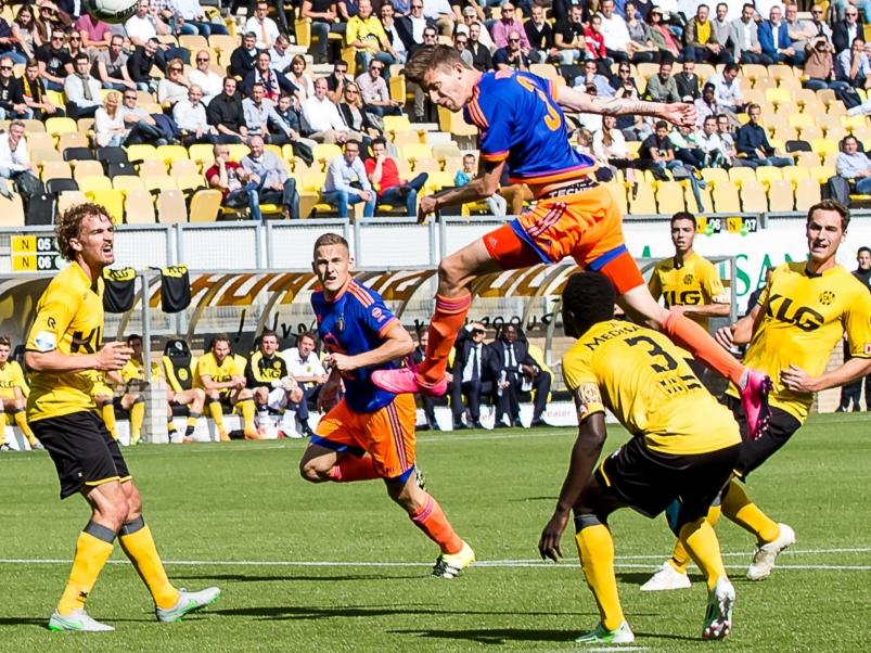 Michiel Kramer torent boven zijn tegenstanders uit en knikt tegen Roda JC de 1-0 tegen de touwen. De verdedigers van Roda JC kunnen alleen toekijken. (20-09-2015) Michiel Kramer torent boven zijn tegenstanders uit en knikt tegen Roda JC de 1-0 tegen de touwen. De verdedigers van Roda JC kunnen alleen toekijken. (20-09-2015)