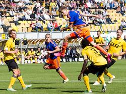 Michiel Kramer torent boven zijn tegenstanders uit en knikt tegen Roda JC de 1-0 tegen de touwen. De verdedigers van Roda JC kunnen alleen toekijken. (20-09-2015)