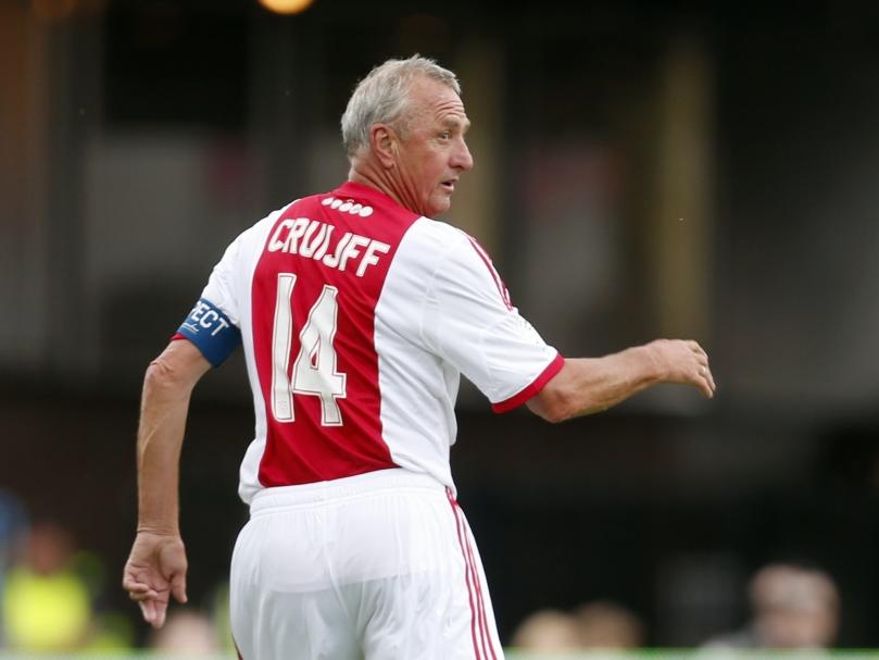 Johan Cruyff heeft de voetbalschoenen weer een keer aangetrokken. Speciaal voor de 75-jarige Sjaak Swart trapt hij nog een balletje in het benefietduel.