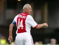 Johan Cruyff heeft de voetbalschoenen weer een keer aangetrokken. Speciaal voor de 75-jarige Sjaak Swart trapt hij nog een balletje in het benefietduel. 