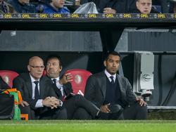Met assistenten Jan Wouters (l.) en Jean-Paul van Gastel (m.) heeft hoofdtrainer Giovanni van Bronckhorst heel wat voetbalervaring naast zich tijdens Feyenoord - PEC Zwolle in de KNVB beker. (24-09-2015)