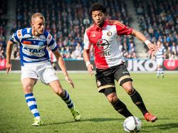 Tonny Vilhena (r.) draait weg bij Jan Lammers (l.) tijdens De Graafschap - Feyenoord. (04-10-2015)