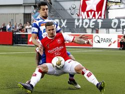 Tolgahan Çiçek (l.) trekt Jordy Croux naar de grond tijdens de play-offwedstrijd tussen MVV en De Graafschap. (13-05-2016)