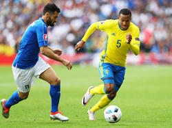 Antonio Candreva ante Marin Olsson en el partido entre Italia y Suecia. (Foto: Getty)