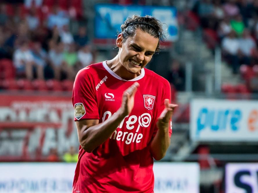 Enes Ünal baalt van een gemiste kans in de wedstrijd FC Twente - Sparta Rotterdam. De club uit Enschede wint het duel met 3-1. (27-08-2016)