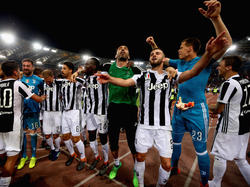 Die Juve-Profis feiern nach dem Abpfiff die Meisterschaft